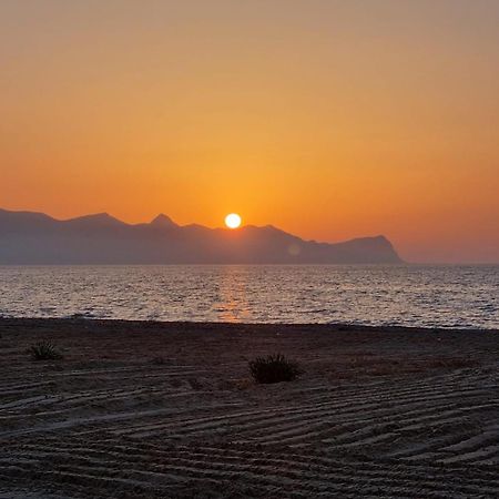 Doride Appartamento Sulla Spiaggia バレストラーテ エクステリア 写真